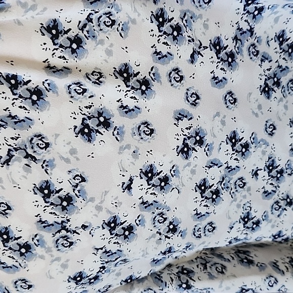 Adrianna Papell White Blouse with Blue Floral Print and Flutter Sleeves - Picture 3 of 12